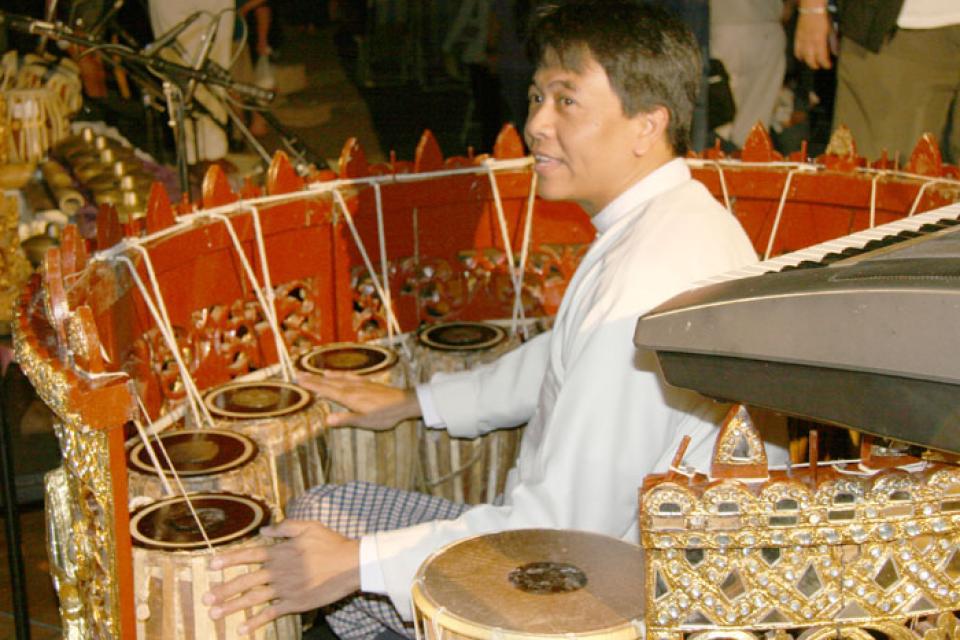 Kyaw Kyaw Naing demonstrates Burmese circle drum